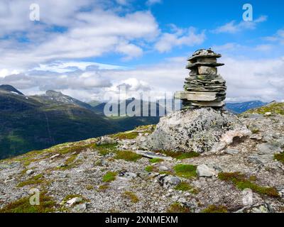 Cairn architettonico in pietra sul facile sentiero fino a Skredfjellet con belle vedute della valle di Stryn nel Nordfjord nella Norvegia centrale Foto Stock