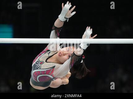 Parigi, Francia. 1 agosto 2024. Rina Kishi del Giappone si esibisce sui bar irregolari durante la finale di ginnastica all-around femminile ai Giochi Olimpici estivi di Parigi, Francia, giovedì 1 agosto 2024. Foto di Pat Benic/UPI. Crediti: UPI/Alamy Live News Foto Stock