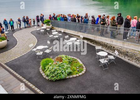 Coda di persone in attesa di salire a bordo della funivia Loen Skylift vicino a Stryn in Norvegia per la salita di 1000 m al centro visitatori di Hoven Foto Stock