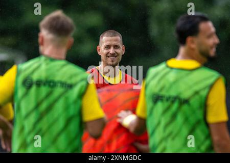 Bad Ragaz, Svizzera. 1 agosto 2024. Calcio: Bundesliga, inizio del campo di allenamento del Borussia Dortmund in Svizzera. Waldemar Anton ride. Credito: David Inderlied/dpa/Alamy Live News Foto Stock