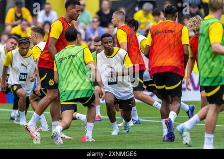 Bad Ragaz, Svizzera. 1 agosto 2024. Calcio: Bundesliga, Borussia Dortmund iniziano il loro campo di allenamento in Svizzera. Youssoufa Moukoko si allunga. Credito: David Inderlied/dpa/Alamy Live News Foto Stock