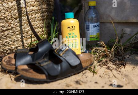 Crema solare ACO su una spiaggia durante un giorno d'estate. Foto Stock