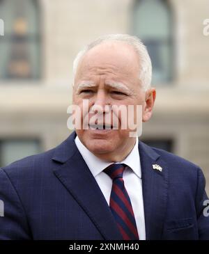 Tim Walz. Ritratto del governatore del Minnesota, Timothy James Walz (nato 1964) nel 2024 Foto Stock