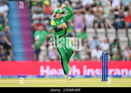 Southampton, Regno Unito. 1° agosto 2024. Charli Knott del Southern Brave bowling durante la Hundred Women's Match tra Southern Brave e Manchester Originals all'Utilita Bowl. Crediti: Dave Vokes/Alamy Live News Foto Stock