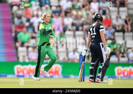 Southampton, Regno Unito. 1° agosto 2024. Georgia Adams del Southern Brave bowling durante il Hundred Women's Match tra Southern Brave e Manchester Originals all'Utilita Bowl. Crediti: Dave Vokes/Alamy Live News Foto Stock