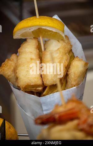 streetfood italiano, varietà di pesce pescato del giorno fritto in profondità nel cono di carta, pesce Foto Stock