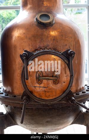 Vasche di distillazione in rame, produzione classica di profumi da ingredienti naturali in Provenza, fabbrica di profumi in erba o Eze, costa azzurra, primo piano Foto Stock