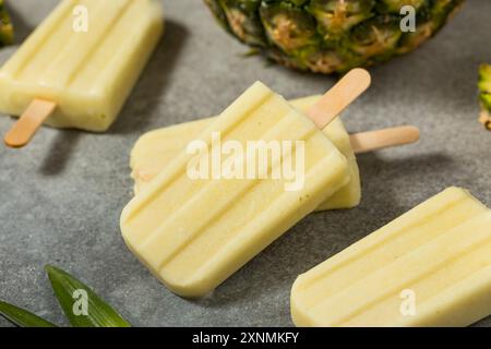 Ananas Pina Colada Popsicles con cocco Foto Stock