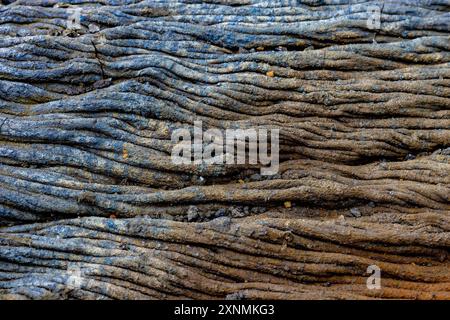 Il flusso di lava solidificato mostra la consistenza di rughe e linee Foto Stock