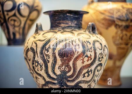 ATENE, Grecia: Ceramica greca nera su bianca, caratterizzata dalla caratteristica tecnica del terreno bianco, è esposta al Museo Archeologico Nazionale di Atene. Questo stile di ceramica, caratterizzato da figure nere e disegni dipinti su una lapide bianca, fu prominente nell'antica Grecia dal vi al V secolo a.C.. La collezione del museo espone varie forme di ceramica, tra cui lekythoi, krateri e anfore, adornate da scene mitologiche, rappresentazioni della vita quotidiana e modelli geometrici, mettendo in evidenza le conquiste artistiche e il patrimonio culturale dell'antica Grecia. Foto Stock