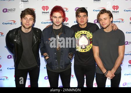 Luke Hemmings, Michael Clifford, Calum Hood e Ashton Irwin dei 5 Seconds of Summer si esibiscono al concerto Q102 Jingle Ball al Wells Fargo Center Foto Stock