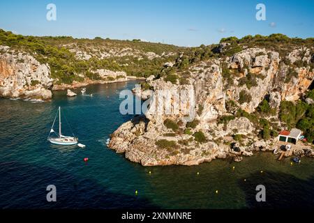 Dimore rupestri preistoriche, baia di Cales Coves, Cami de Cavalls, GR223, Minorca, isole Baleari, Spagna Foto Stock