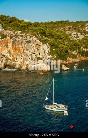 Dimore rupestri preistoriche, baia di Cales Coves, Cami de Cavalls, GR223, Minorca, isole Baleari, Spagna Foto Stock