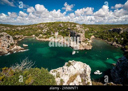 Dimore rupestri preistoriche, baia di Cales Coves, Cami de Cavalls, GR223, Minorca, isole Baleari, Spagna Foto Stock