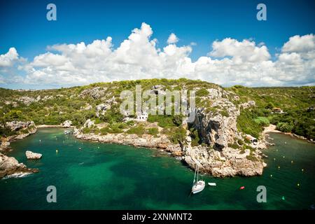 Dimore rupestri preistoriche, baia di Cales Coves, Cami de Cavalls, GR223, Minorca, isole Baleari, Spagna Foto Stock