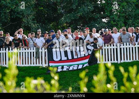 I tifosi del Legia Varsavia in piena voce da fuori campo a causa di un divieto di stadio durante la seconda partita di qualificazione della UEFA Europa Conference League 2a tappa Caernarfon Town vs Legia Varsavia a Nantporth, Bangor, Regno Unito, 1 agosto 2024 (foto di Cody Froggatt/News Images) Foto Stock