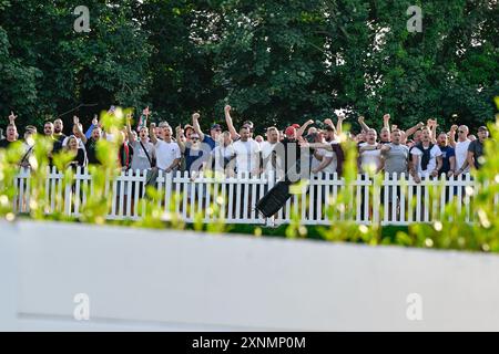 I tifosi del Legia Varsavia in piena voce da fuori campo a causa di un divieto di stadio durante la seconda partita di qualificazione della UEFA Europa Conference League 2a tappa Caernarfon Town vs Legia Varsavia a Nantporth, Bangor, Regno Unito, 1 agosto 2024 (foto di Cody Froggatt/News Images) Foto Stock