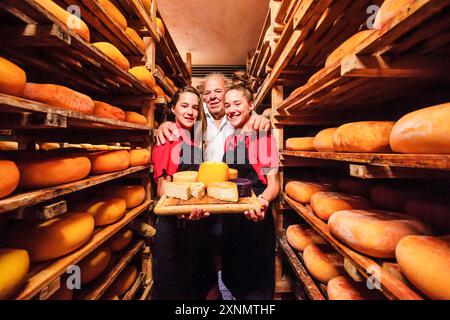 Scaffale con essiccazione del formaggio, fabbricazione artigianale di formaggio Mahon, Alcaiduset, Alaior, Minorca, Isole Baleari, Spagna Foto Stock