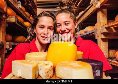 Scaffale con essiccazione del formaggio, fabbricazione artigianale di formaggio Mahon, Alcaiduset, Alaior, Minorca, Isole Baleari, Spagna Foto Stock