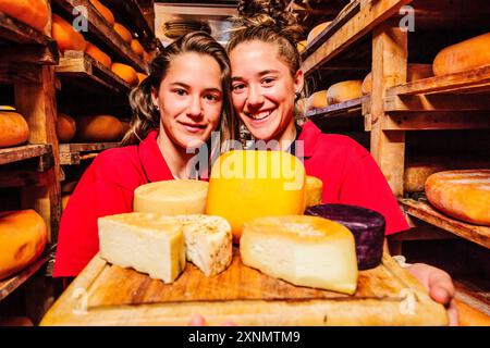 Scaffale con essiccazione del formaggio, fabbricazione artigianale di formaggio Mahon, Alcaiduset, Alaior, Minorca, Isole Baleari, Spagna Foto Stock