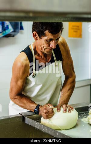 Formaggio fresco sgocciolato, fabbricazione artigianale di formaggio Mahon, Alcaiduset, Alaior, Minorca, Isole Baleari, Spagna Foto Stock