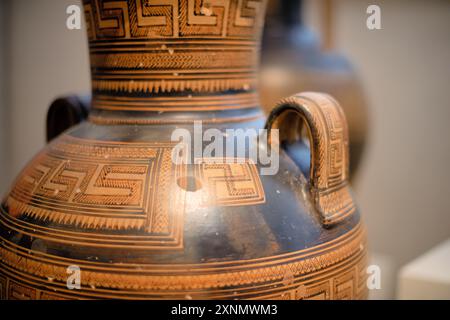 ATENE, Grecia: Ceramica greca nera su bianca, caratterizzata dalla caratteristica tecnica del terreno bianco, è esposta al Museo Archeologico Nazionale di Atene. Questo stile di ceramica, caratterizzato da figure nere e disegni dipinti su una lapide bianca, fu prominente nell'antica Grecia dal vi al V secolo a.C.. La collezione del museo espone varie forme di ceramica, tra cui lekythoi, krateri e anfore, adornate da scene mitologiche, rappresentazioni della vita quotidiana e modelli geometrici, mettendo in evidenza le conquiste artistiche e il patrimonio culturale dell'antica Grecia. Foto Stock