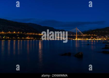 Vista notturna del ponte sospeso strallato a Dubrovnik, Croazia. Foto Stock