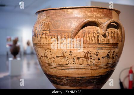 ATENE, Grecia: Ceramica greca nera su bianca, caratterizzata dalla caratteristica tecnica del terreno bianco, è esposta al Museo Archeologico Nazionale di Atene. Questo stile di ceramica, caratterizzato da figure nere e disegni dipinti su una lapide bianca, fu prominente nell'antica Grecia dal vi al V secolo a.C.. La collezione del museo espone varie forme di ceramica, tra cui lekythoi, krateri e anfore, adornate da scene mitologiche, rappresentazioni della vita quotidiana e modelli geometrici, mettendo in evidenza le conquiste artistiche e il patrimonio culturale dell'antica Grecia. Foto Stock