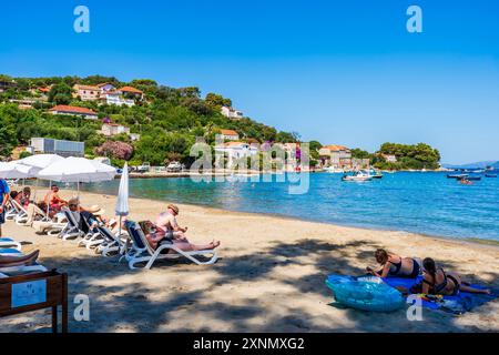 ISOLA DI KOLOCEP, CROAZIA - 28 GIUGNO 2024: I turisti godono di vacanze estive e acque cristalline del Mar Adriatico intorno a Kolocep, Foto Stock