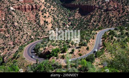 Il traffico sale per Mount Carmel Highway, Zion Park Boulevard, dopo una curva sulla strada Foto Stock