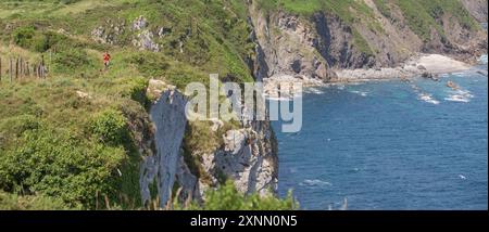 Trekking a piedi accanto alle scogliere dell'Inferno, Ribadesella, Asturie orientali, Spagna Foto Stock