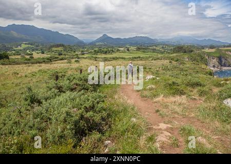 Trekking a piedi accanto alle scogliere dell'Inferno, Ribadesella, Asturie orientali, Spagna Foto Stock