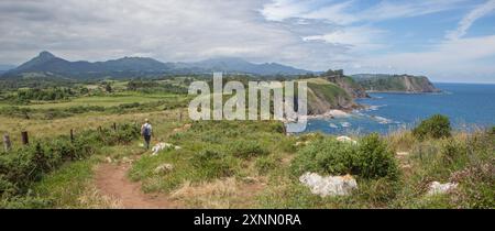 Trekking a piedi accanto alle scogliere dell'Inferno, Ribadesella, Asturie orientali, Spagna Foto Stock