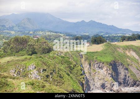 Cottage e fattorie viste dalle scogliere dell'Inferno, Ribadesella, Asturie orientali, Spagna Foto Stock