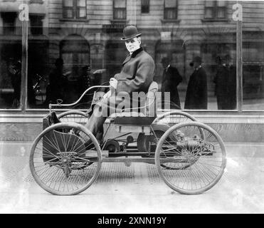 Henry Ford si trova nella sua prima automobile, la Ford Quadricycle, nel 1896. Foto Stock