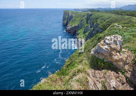 Scogliere dell'Inferno, Ribadesella Asturie orientali, Spagna. Affioramenti di roccia calcarea Foto Stock