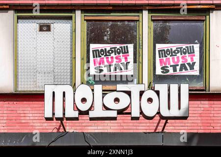 Molotow deve restare. Poster sulle vetrine di un locale di musica dal vivo minacciato di sfratto nel quartiere St. Pauli di Amburgo, Germania. Foto Stock