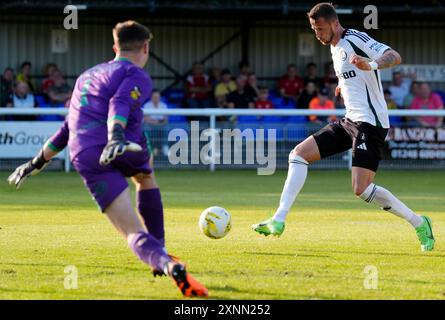 Tomáš Pekhart (destra) del Legia Warszawa segna il terzo gol della partita durante la UEFA Conference League, secondo turno di qualificazione, partita di andata al Bangor City Stadium, Galles. Data foto: Giovedì 1 agosto 2024. Foto Stock