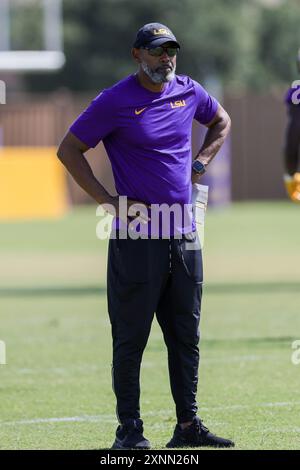 1 agosto 2024: L'allenatore del defensive back della LSU Corey Raymond lo guarda durante un periodo di squadra durante la prima settimana del campo di calcio autunnale presso la LSU Charles McClendon Practice Facility di Baton Rouge, LOUISIANA. Jonathan Mailhes/CSM (immagine di credito: © Jonathan Mailhes/Cal Sport Media) Foto Stock