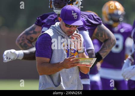 1 agosto 2024: Il coordinatore difensivo della LSU Blake Baker esamina il suo copione di allenamento durante la prima settimana del campo di calcio autunnale presso la LSU Charles McClendon Practice Facility di Baton Rouge, LOUISIANA. Jonathan Mailhes/CSM Foto Stock