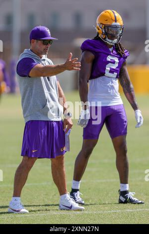 1 agosto 2024: Il coordinatore difensivo della LSU Blake Baker affronta un allineamento con il defensive back Jardin Gilbert (2) durante la prima settimana del campo di calcio autunnale presso la LSU Charles McClendon Practice Facility a Baton Rouge, LOUISIANA. Jonathan Mailhes/CSM (immagine di credito: © Jonathan Mailhes/Cal Sport Media) Foto Stock