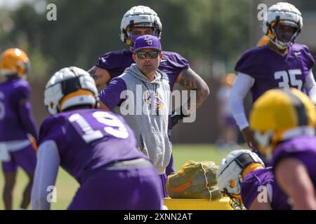 1° agosto 2024: Il coordinatore difensivo della LSU Blake Baker supera una acrobazia durante la prima settimana del campo di calcio autunnale presso la LSU Charles McClendon Practice Facility di Baton Rouge, LOUISIANA. Jonathan Mailhes/CSM Foto Stock