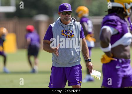 1° agosto 2024: Il coordinatore difensivo della LSU Blake Baker supera una acrobazia durante la prima settimana del campo di calcio autunnale presso la LSU Charles McClendon Practice Facility di Baton Rouge, LOUISIANA. Jonathan Mailhes/CSM Foto Stock