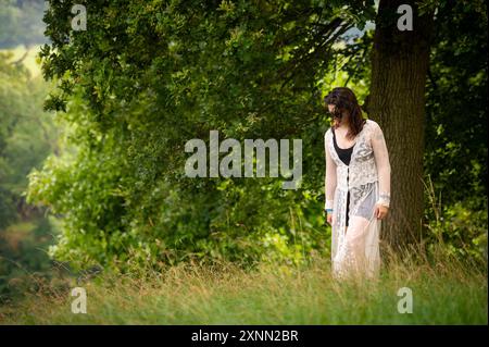 Festival della natura selvaggia, Cornbury Park, Inghilterra. Giovedì 1 agosto 2024. I partecipanti al festival arrivano e si godono il primo giorno del festival di quattro giorni che celebra la musica e le arti Crediti: Andrew Walmsley/Alamy Live News Foto Stock