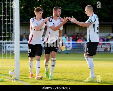 Tomáš Pekhart (centro) del Legia Warszawa celebra il terzo gol della squadra con i compagni di squadra Artur Jedrzejczyk (destra) e Jordan Majchrzak (sinistra) durante la UEFA Conference League, secondo turno di qualificazione, partita di andata al Bangor City Stadium, Galles. Data foto: Giovedì 1 agosto 2024. Foto Stock