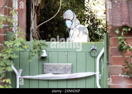 Brampford Speke. Regno Unito 1 agosto 2024. Vista generale della scena a Brampford Speke nella campagna del Devon, dove ieri è stato assassinato un uomo di 64 anni (mercoledì 31 luglio). L'uomo ha subito ferite da pugnalata e ha ricevuto cure mediche urgenti, ma è stato dichiarato deceduto sulla scena. Un uomo di 36 anni è fuggito dalla scena, ma è stato localizzato in una casa vicina, ed è stato arrestato con l'accusa di omicidio. Credito: Mark Passmore/Alamy Live News Foto Stock