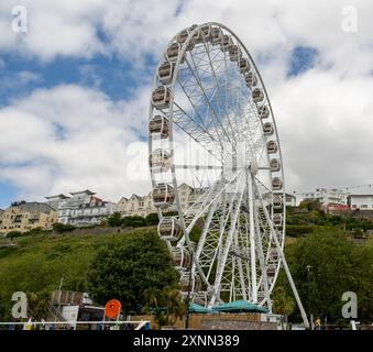 La ruota panoramica e l'occhio sul lungomare nella cittadina balneare di Torquay Foto Stock