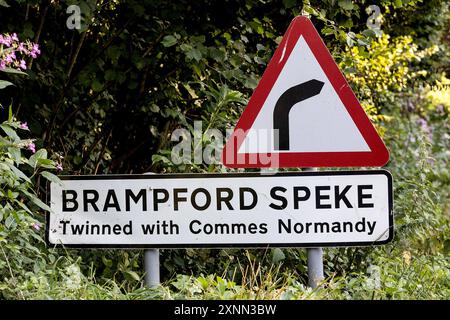 Brampford Speke. Regno Unito 1 agosto 2024. Vista generale della scena a Brampford Speke nella campagna del Devon, dove ieri è stato assassinato un uomo di 64 anni (mercoledì 31 luglio). L'uomo ha subito ferite da pugnalata e ha ricevuto cure mediche urgenti, ma è stato dichiarato deceduto sulla scena. Un uomo di 36 anni è fuggito dalla scena, ma è stato localizzato in una casa vicina, ed è stato arrestato con l'accusa di omicidio. Credito: Mark Passmore/Alamy Live News Foto Stock