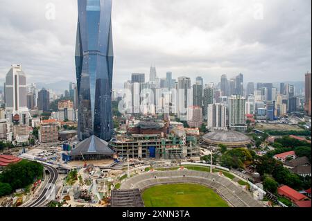 23 aprile 2022 Kuala Lumpur Malesia - Merdeka 118 Tower e lo skyline di Kuala Lumpur durante le ore mattutine e serali. È il secondo bui più alto Foto Stock