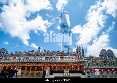 23 aprile 2022 Kuala Lumpur Malesia - Merdeka 118 Tower e lo skyline di Kuala Lumpur durante le ore mattutine e serali. È il secondo bui più alto Foto Stock